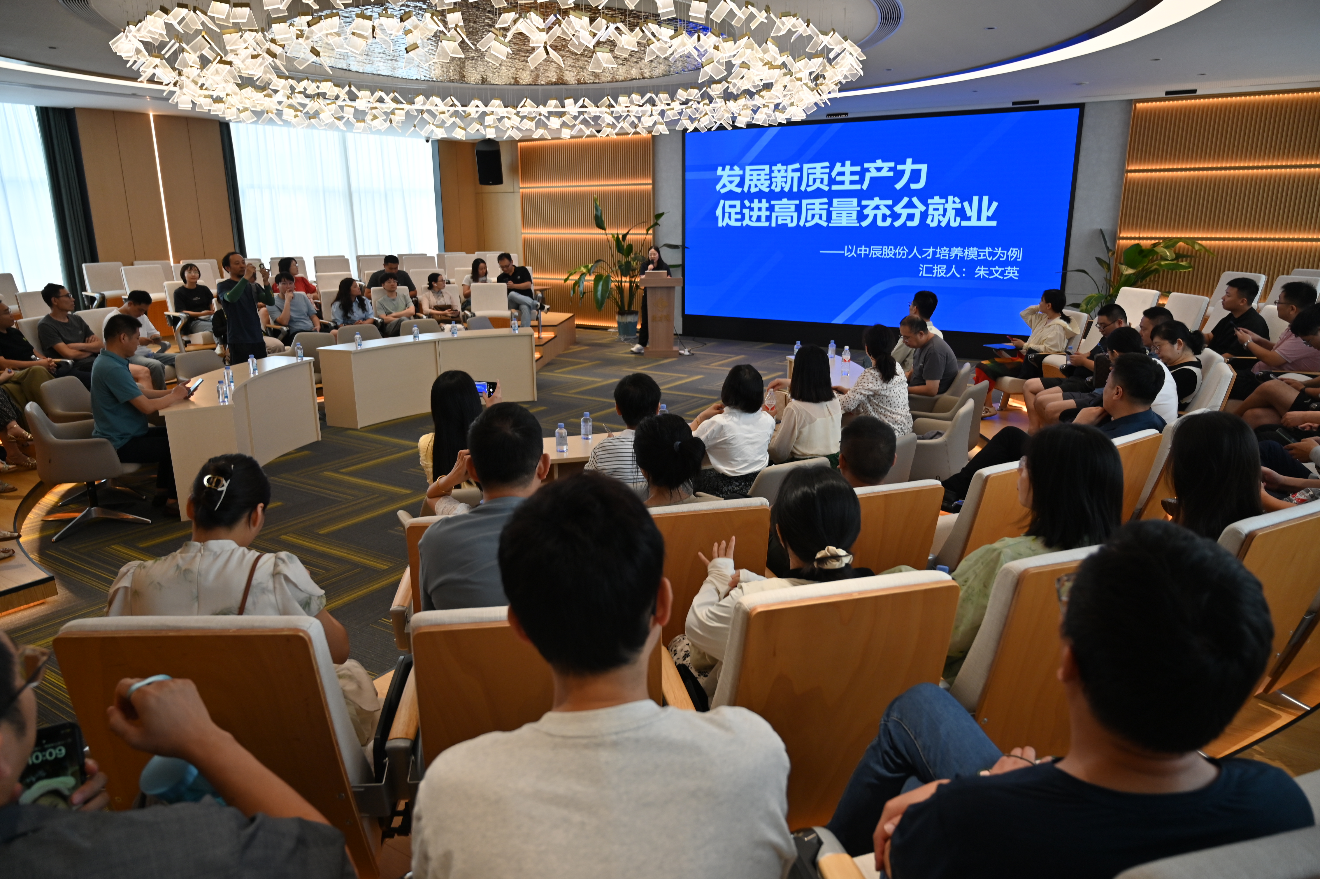 共探校企育人新篇章丨江苏联院五年造高职学徒造掌管人能力提升研建班到z6尊龙股份调研进建