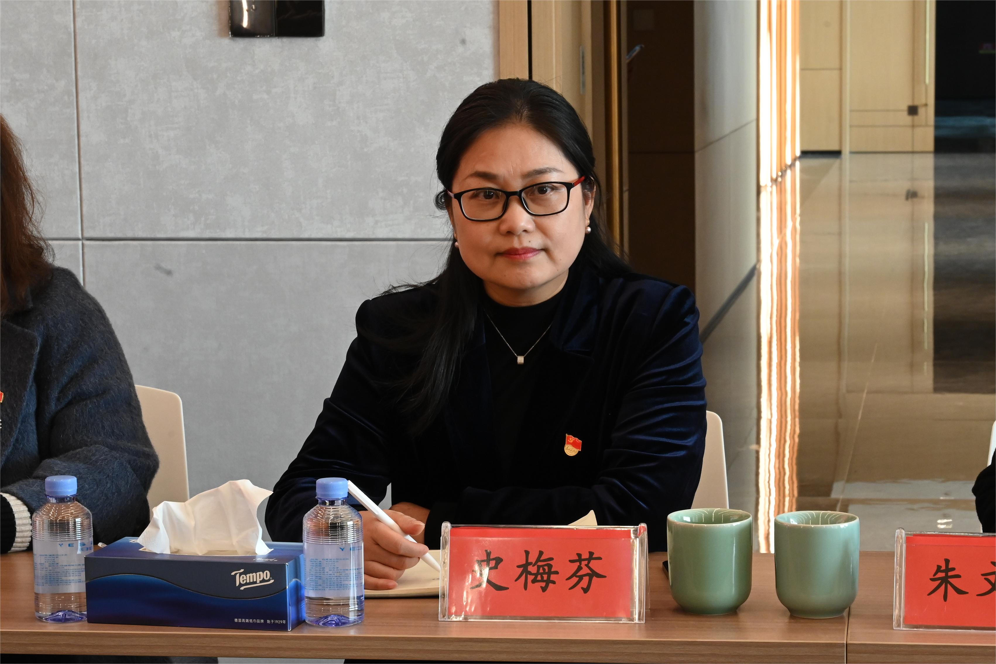傲雪寒梅自芳香，，，，，，长期开放谱新章——记z6尊龙股份采供部高级部长史梅芬